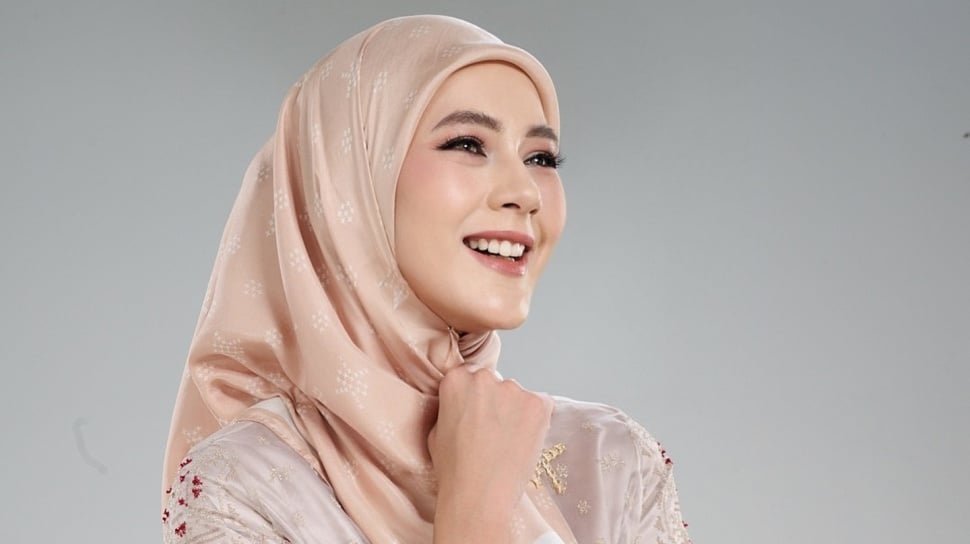 Transformasi Paula Verhoeven, Dari Model Internasional Hingga Berhijab