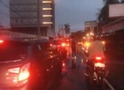 Banjir Genangi Sejumlah Ruas Jalan di Tengah Kota Palembang, Pengendara Mengeluh Akses didepan Parkside Ditutup.