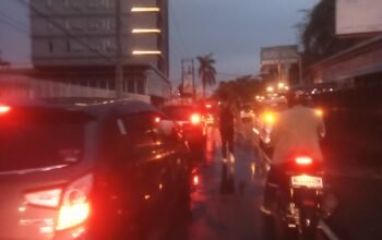 Banjir Genangi Sejumlah Ruas Jalan di Tengah Kota Palembang, Pengendara Mengeluh Akses didepan Parkside Ditutup.