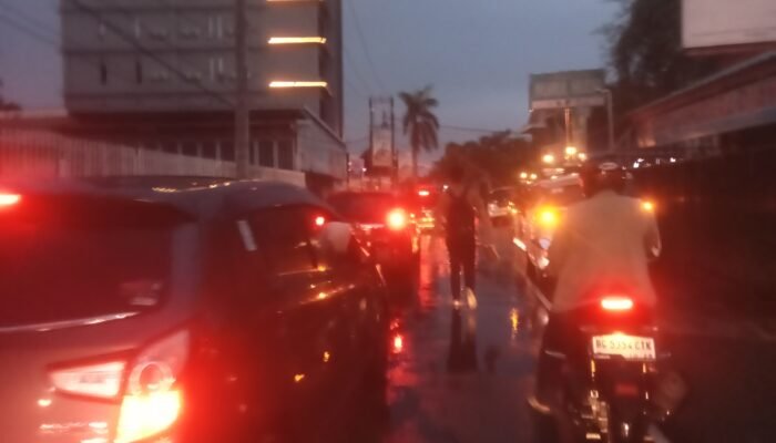 Banjir Genangi Sejumlah Ruas Jalan di Tengah Kota Palembang, Pengendara Mengeluh Akses didepan Parkside Ditutup.