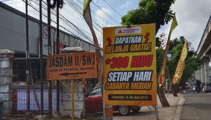 Baliho Istana Modern Bangunan Kembali Berdiri di Bahu Jalan KM 9, Dugaan Pelanggaran Perda dan Pajak Reklame Kembali Mencuat